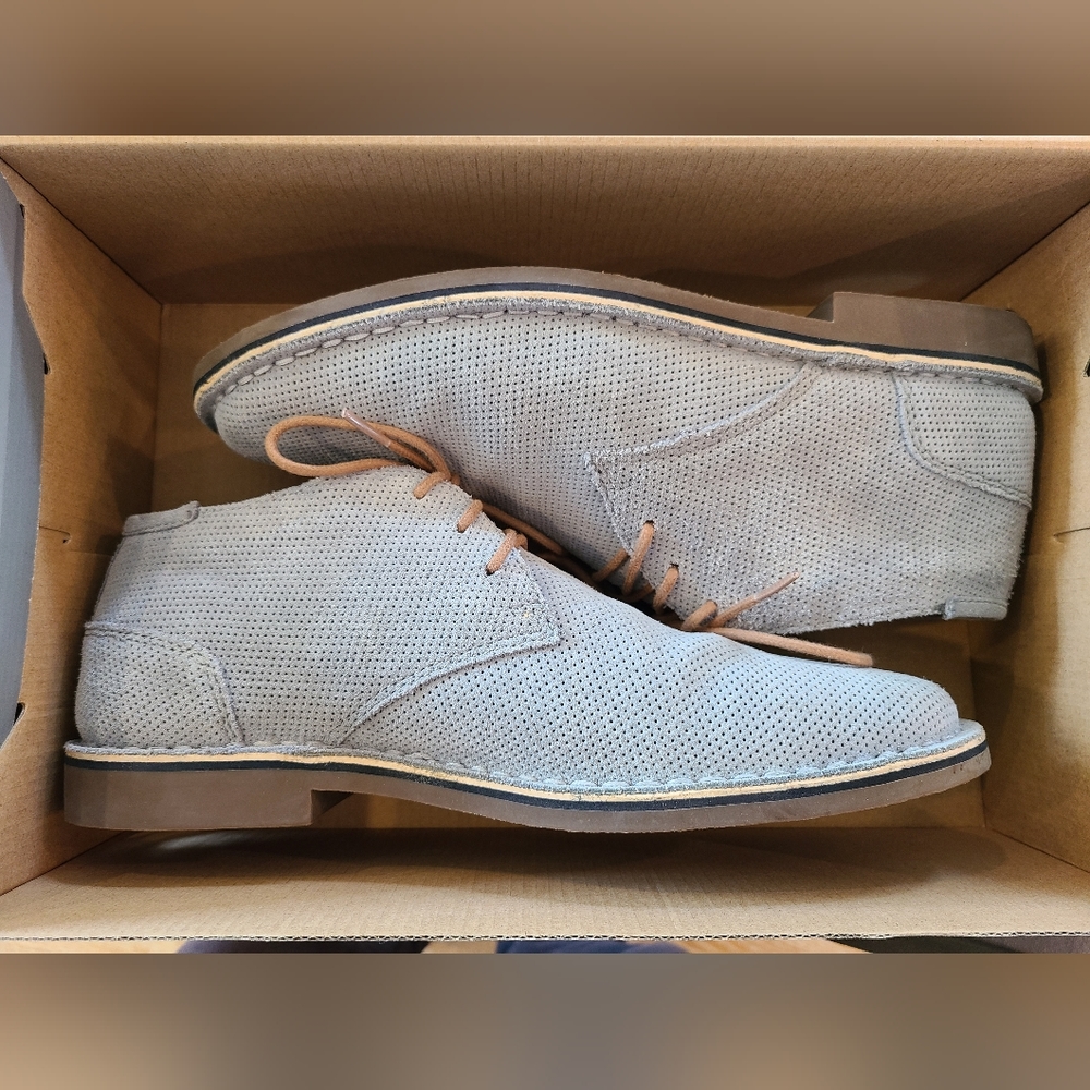 Kenneth Cole Reaction Desert Chukkas in grey. Size 10.